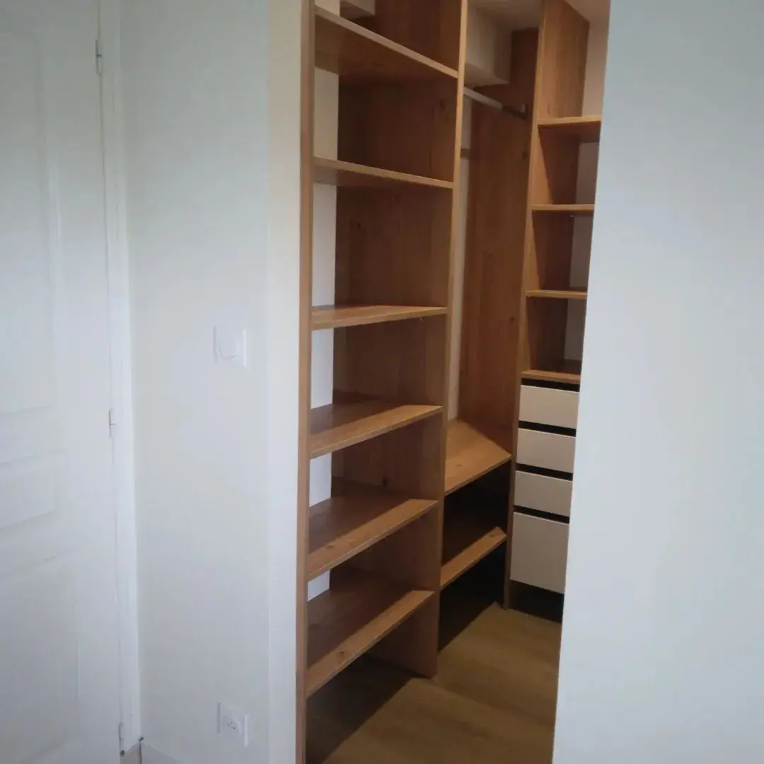 Conception d'un placard de rangement fonctionnel avec penderie et étagères, agencement intérieur. Réalisé par Agencement Lennon — Finistère