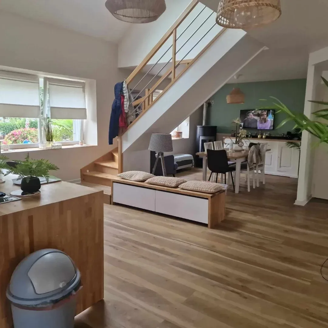 Aménagement sur mesure sous escalier banquette et rangements — Landivisiau