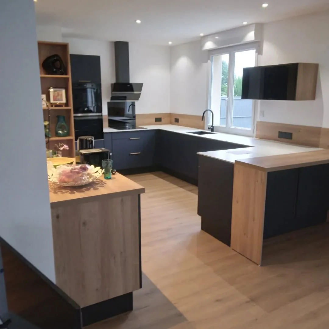 Cuisine bicolore anthracite et chêne naturel — Agencement Lennon Landivisiau