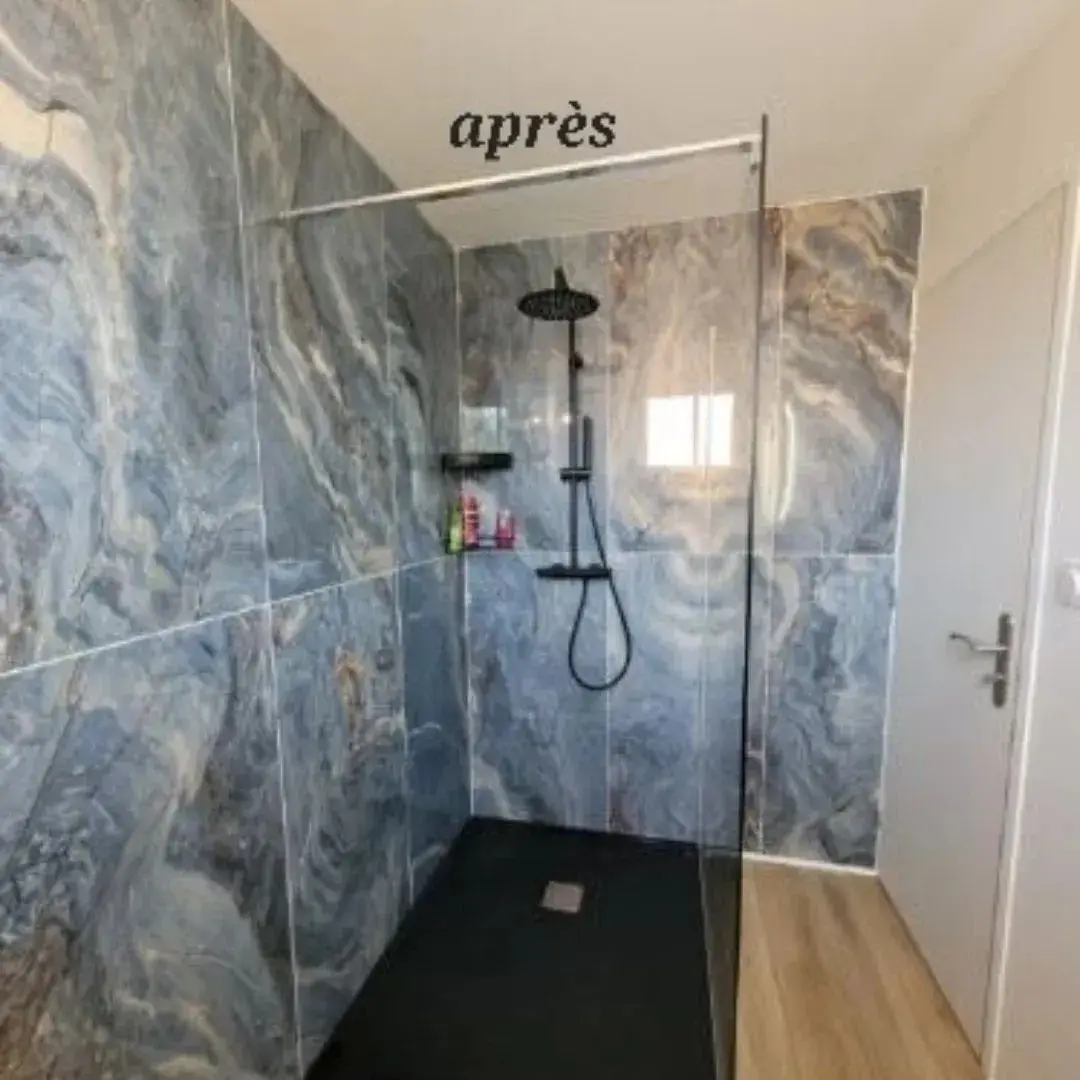 Douche moderne avec carrelage grand format effet marbre bleu et robinetterie noire — Agencement Lennon