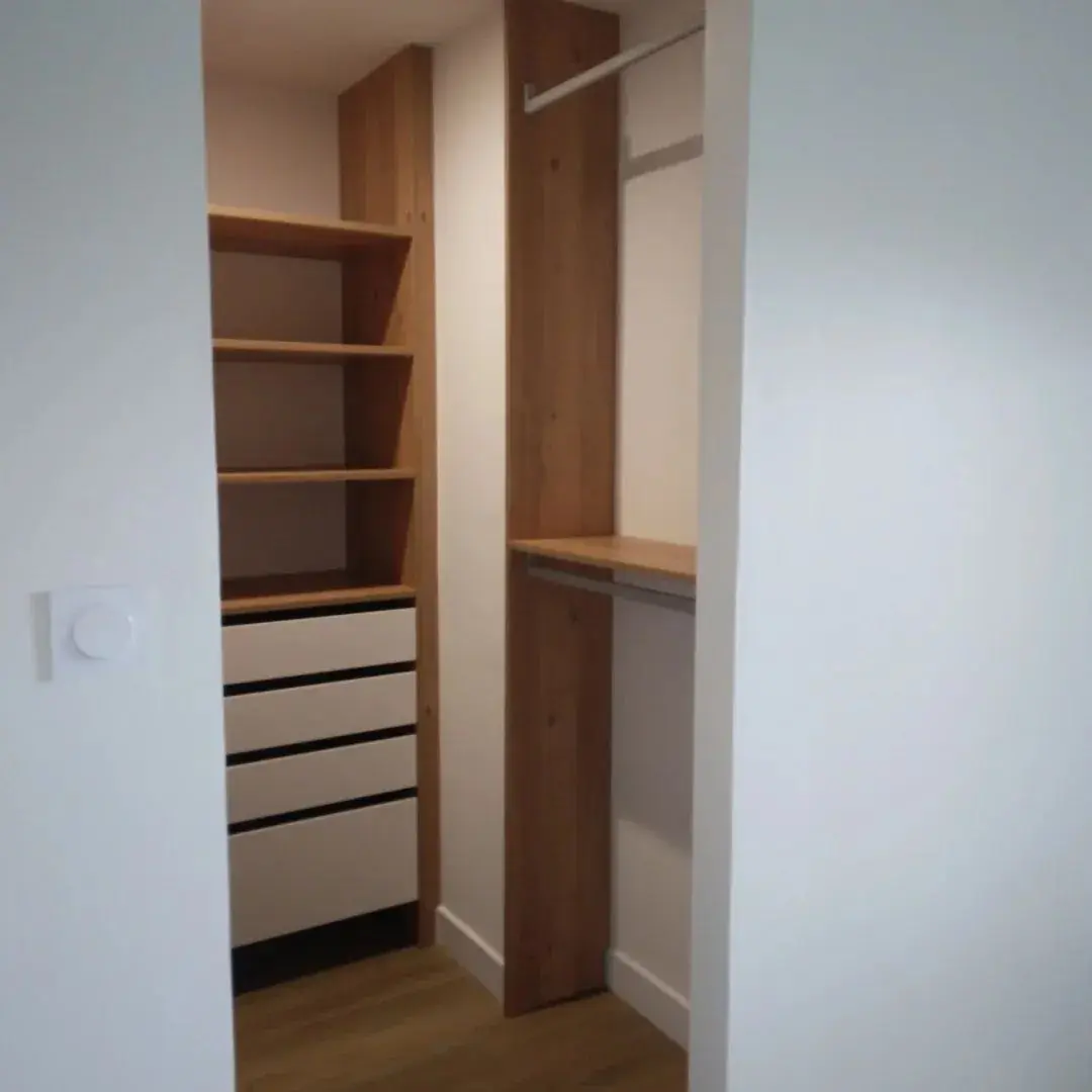 Aménagement de dressing sur mesure avec étagères en chêne et tiroirs blancs sans poignées. — menuiserie Landivisiau