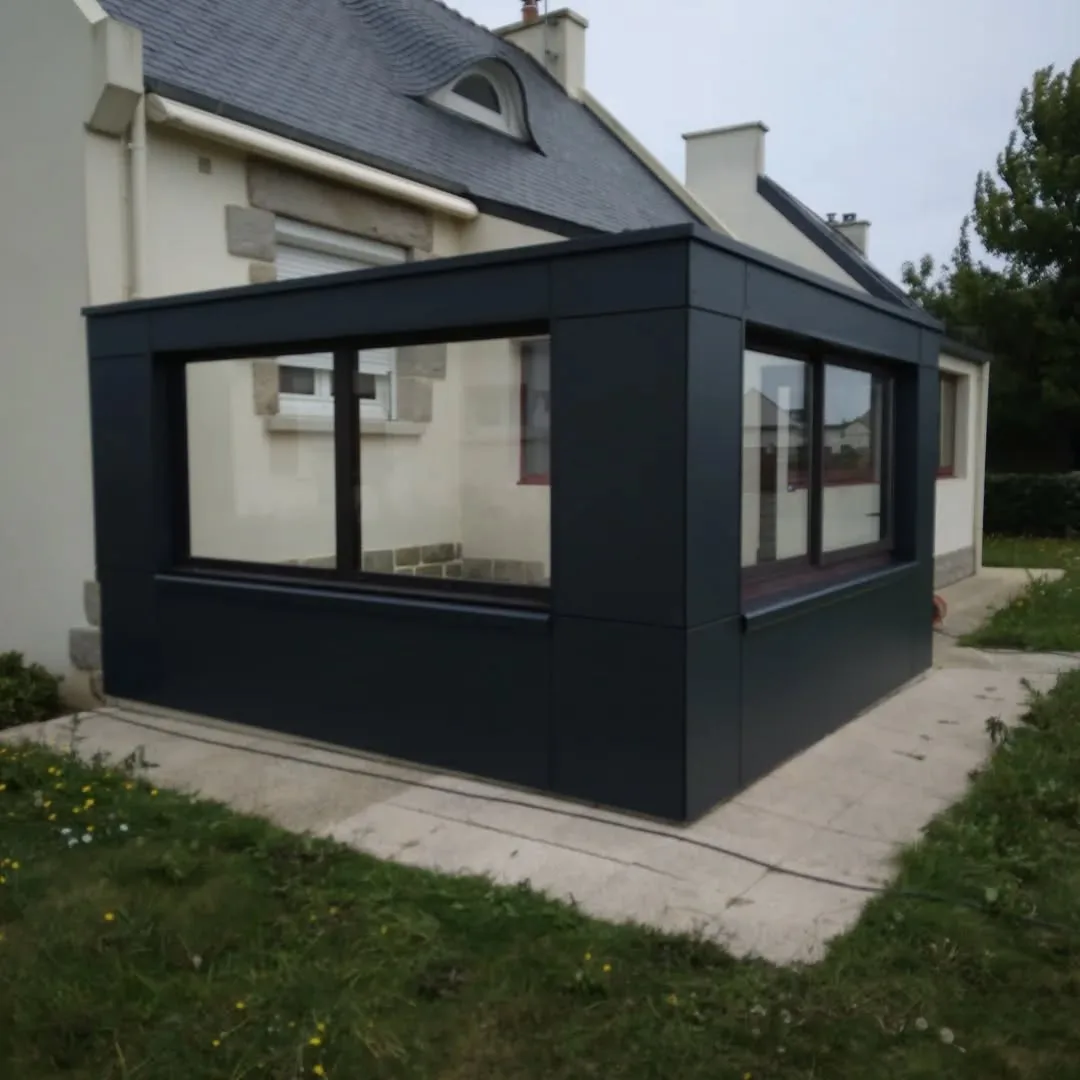 Extension de maison bardage anthracite grandes baies vitrées — Agencement Lennon
