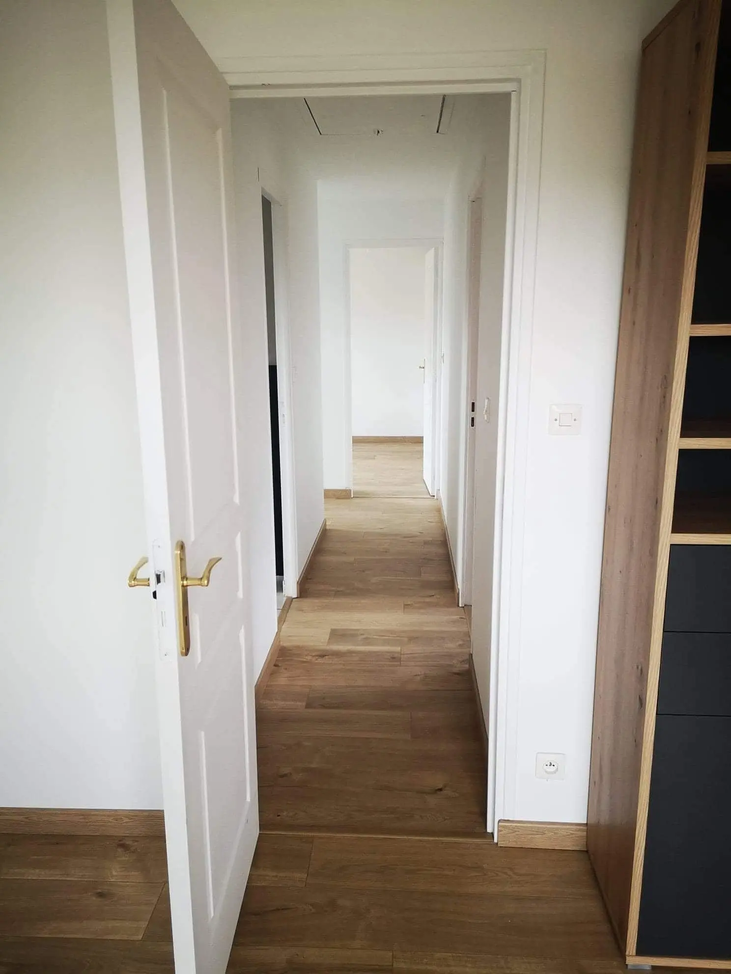 Finition parfaite pour ce couloir avec pose de parquet et plinthes assorties — nord Finistère