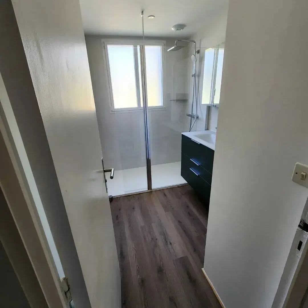 Salle de bain sur mesure meuble vasque vert forêt — Agencement Lennon, Landivisiau